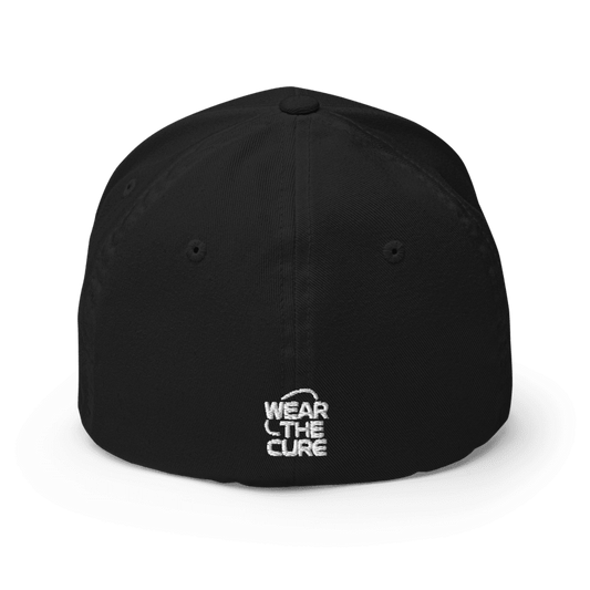 Rückansicht der schwarzen Flexfit Cap mit gesticktem „Wear the Cure“-Schriftzug