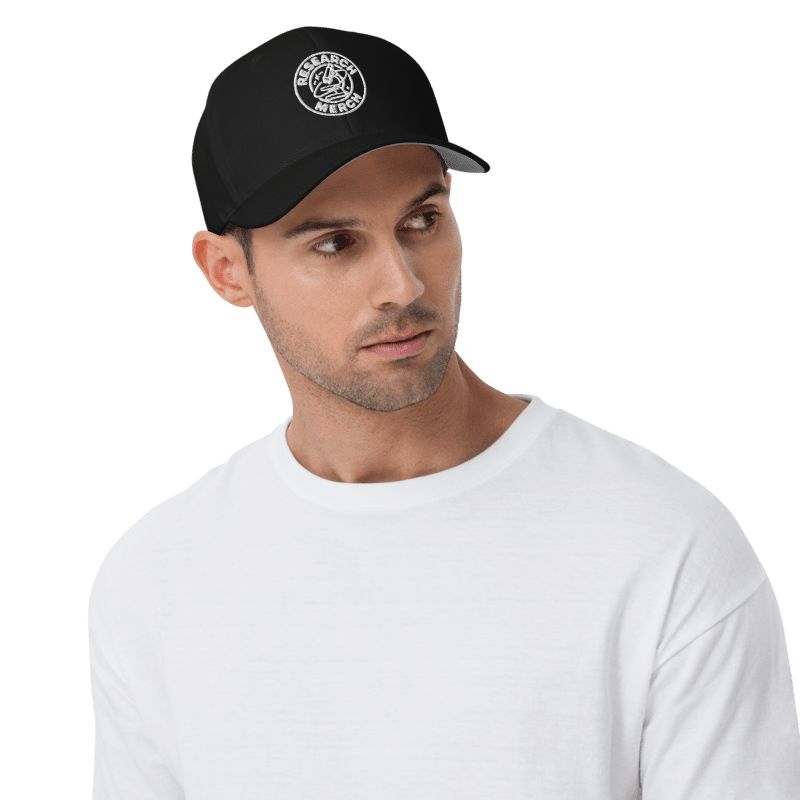 Model trägt schwarze Flexfit Cap mit Research Merch Logo auf der Vorderseite