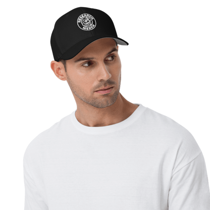 Model trägt schwarze Flexfit Cap mit Research Merch Logo auf der Vorderseite