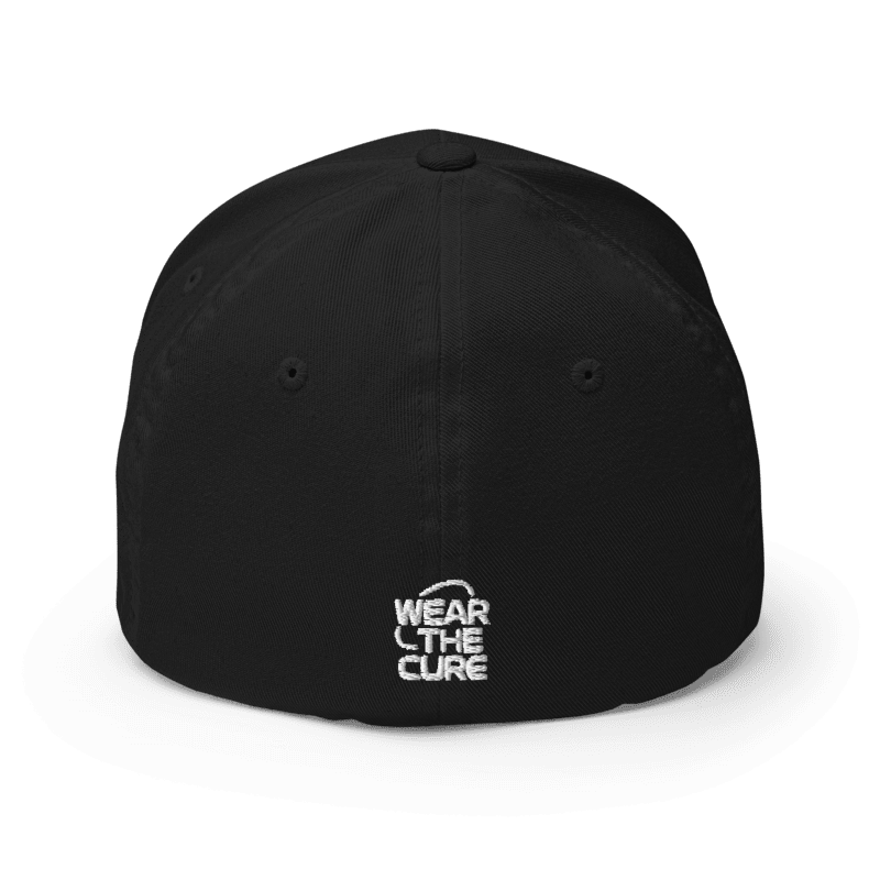 Rückansicht der schwarzen Flexfit Cap mit gesticktem „Wear the Cure“-Schriftzug