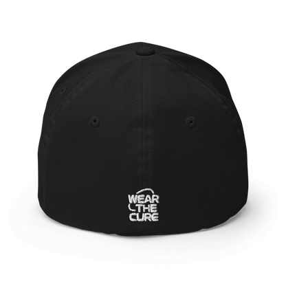 Rückansicht der schwarzen Flexfit Cap mit gesticktem „Wear the Cure“-Schriftzug