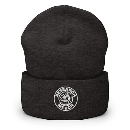 Dunkelgraue gestrickte Beanie mit Research Merch Logo auf der Vorderseite und umgeschlagenem Saum.