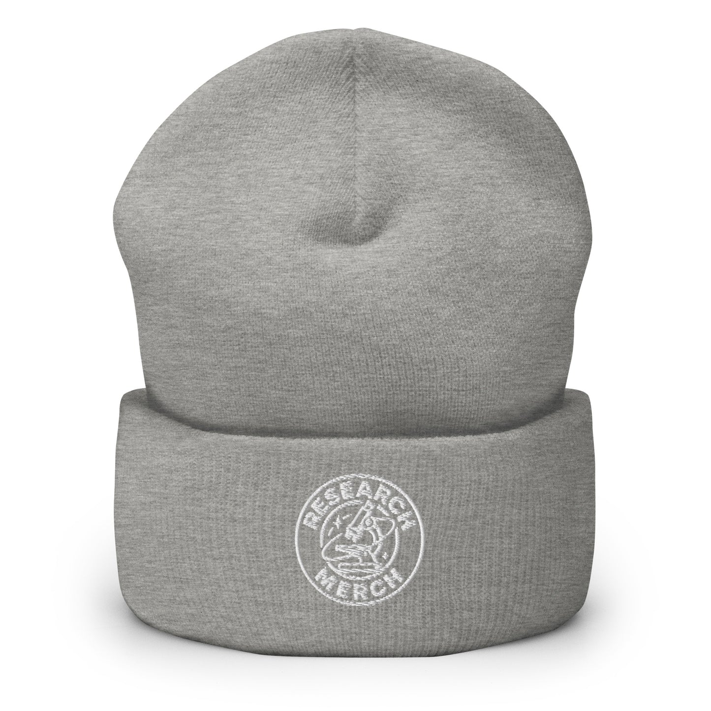 Hellgraue gestrickte Beanie mit Research Merch Logo auf der Vorderseite und umgeschlagenem Saum.