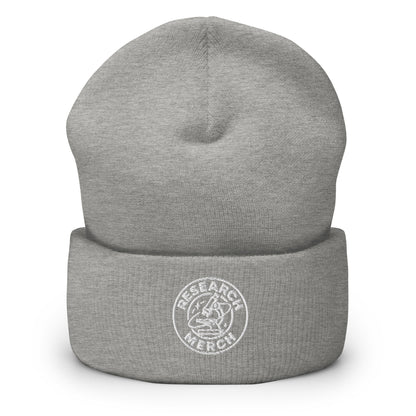 Hellgraue gestrickte Beanie mit Research Merch Logo auf der Vorderseite und umgeschlagenem Saum.