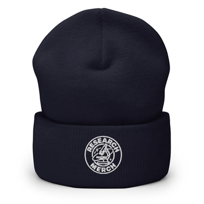 Dunkelblaue gestrickte Beanie mit Research Merch Logo auf der Vorderseite und umgeschlagenem Saum.