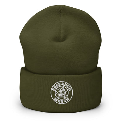 Olivgrüne gestrickte Beanie mit Research Merch Logo auf der Vorderseite und umgeschlagenem Saum.