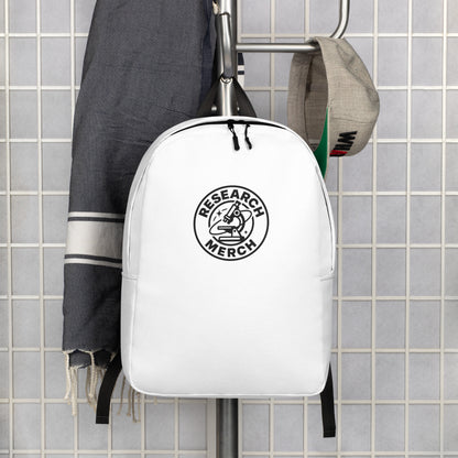 Minimalistischer weißer Research Merch Rucksack mit Logo, aufgehängt an einer Garderobe – ideal für Alltag, Reisen und Arbeit.