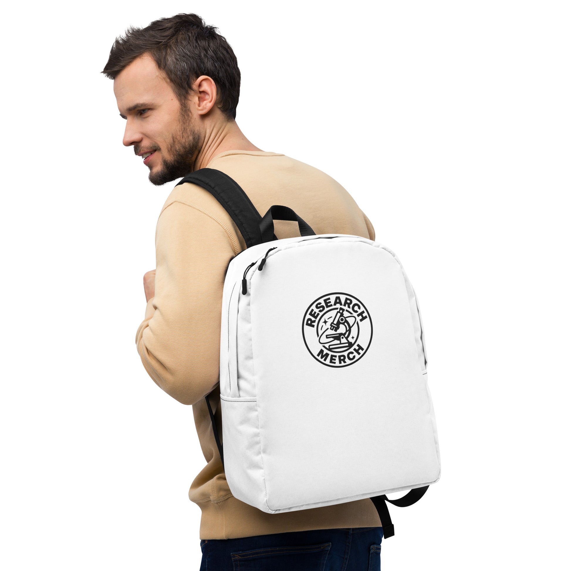 Minimalistischer weißer Research Merch Rucksack mit Logo, getragen von einer Person – perfekter Begleiter für Alltag, Uni und Reisen.