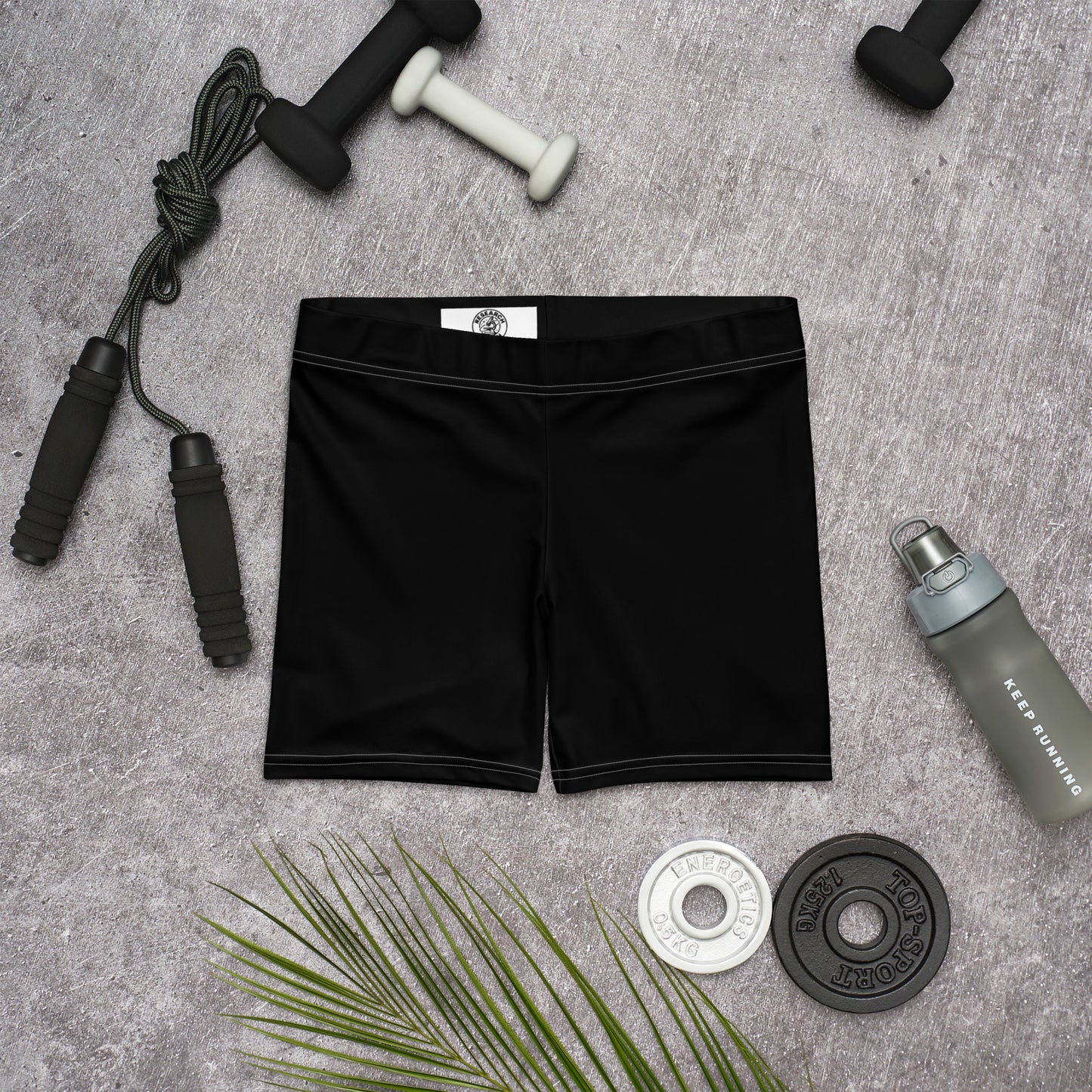 Lifestyle Foto für die Gym Shorts für Damen aus der Research Merch Purpose Collection