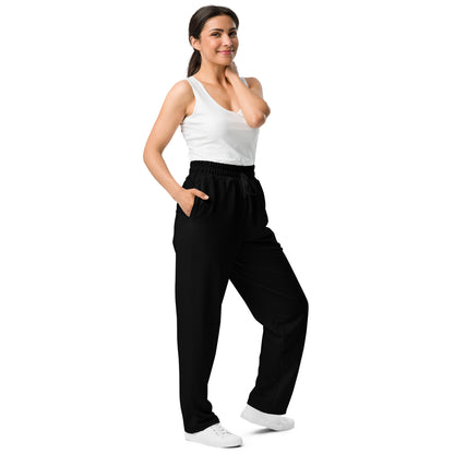 Research Merch Unisex Wide Leg Jogger aus der Purpose Collection getragen von weiblichen Model