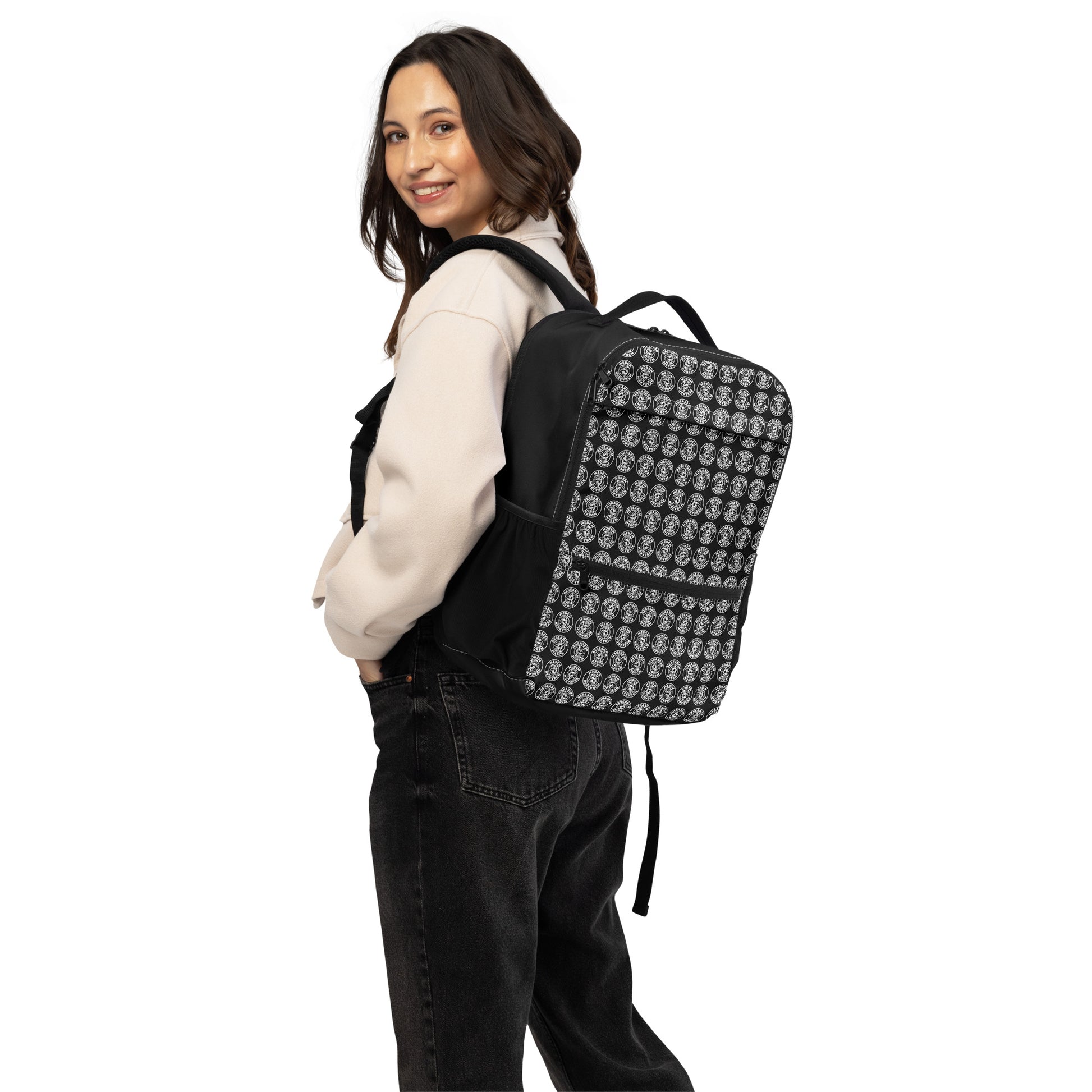 Der Statement Allzweck-Rucksack von Research Merch mit All-Over Print Muster von einem weiblichen Model 